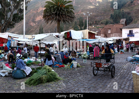 Blick über die Stände im lokalen Teil des Pisac Marktes in Plaza de Armas, Sacred Valley, in der Nähe von Cusco, Peru Stockfoto