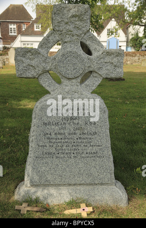 Spike Milligans Grabstein auf dem Friedhof von der Pfarrkirche St. Thomas der Märtyrer, Winchelsea, East Sussex, England. Stockfoto