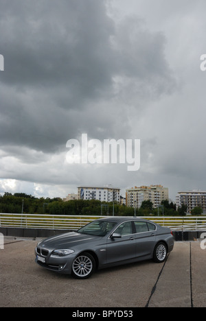 BMW 535i - MeineStadt 2010 - Segment E (Exekutive), grau Metallic - vier Türen (4D) - deutsche Premium-höhere Klasse Limousine- Stockfoto