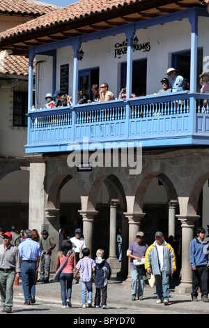 Touristen entspannen sich auf dem Kolonialbalkon auf dem Hauptplatz Plaza de Armas, Leute, die unten vorbeifahren, Cusco, Peru Stockfoto