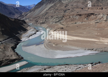 Zusammenfluss von den grünen Zanskar-Fluss mit dem milchigen Schlamm des Indus Flusses in der Region Zanskar in der Nähe von Leh, Ladakh, Jammu ein Stockfoto