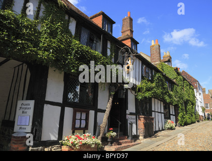 Das historische Mermaid Inn bei Roggen, eines der ältesten Gasthäuser in England. Stockfoto