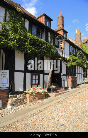 Das historische Mermaid Inn bei Roggen, eines der ältesten Gasthäuser in England. Stockfoto