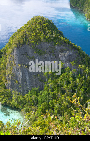 High Hills in der Mitte des Meeres von Papua Stockfoto