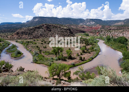 Scharfe Kurve in Chama River wicklung unter Tafelberge von New Mexico außerhalb Santa Fe in der Nähe von Abiquiu, wo Künstler Georgia O'Keeffe lebte Stockfoto