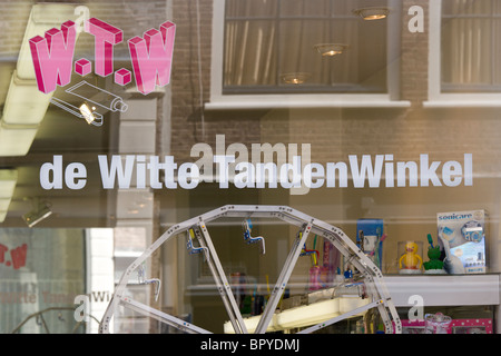 Schaufenster der Witte Tanden Winkel, die weißen Zähne Shop in Amsterdam. Einkaufen in die neun kleinen Straßen. Stockfoto