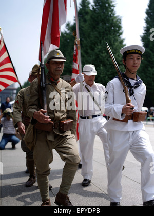 Geburtstag am 15. August Kapitulation der japanischen Streitkräfte am Ende des zweiten Weltkriegs findet jedes Jahr am Yasukuni-Schrein. Stockfoto