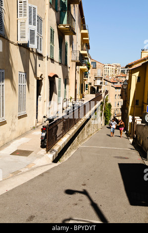 Zwei Menschen zu Fuß auf eine steile schmale Straße, Cannes Stockfoto