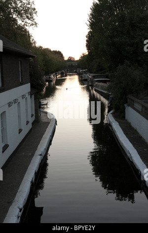 Die lock keepers Haus auf dem Grand Union Canal in Little Venice in London. Stockfoto