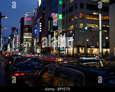 Neon Lichter von Ginza, renommierten und teure Einkaufsviertel Tokios. Stockfoto