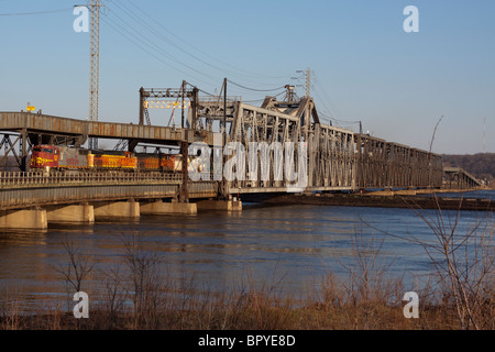 Ein Güterzug BNSF überquert den Mississippi River auf einer Riesenschaukel Brücke in Fort Madison, Iowa. Stockfoto