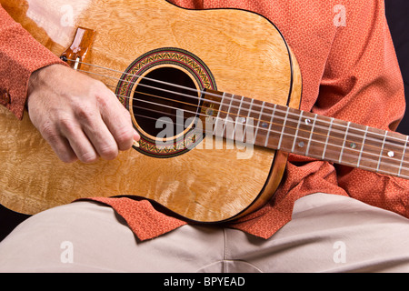 Akustischer Gitarre gespielt wird in der Nähe Stockfoto