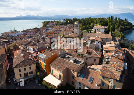 Skyline von Sirmione, Gardasee, Italien Stockfoto