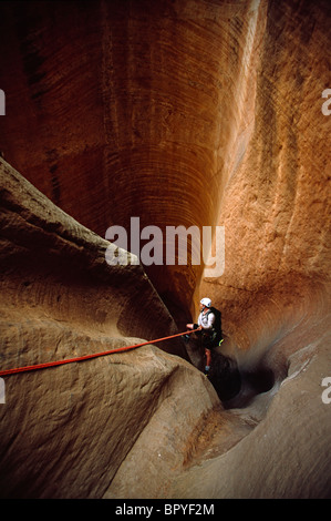 Mann in einer Wüste Schlucht Abseilen Stockfoto