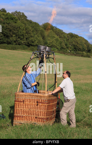 Hot Air Ballooning Pilot testet seine Ballons-Gas-Brenner Somerset England UK Stockfoto