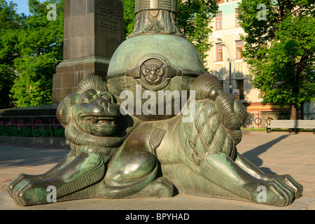 Dekorative Lions auf der Straße Licht am Denkmal der russische Schriftsteller Nikolai Wassiljewitsch Gogol (1809-1852) in Moskau, Russland Stockfoto