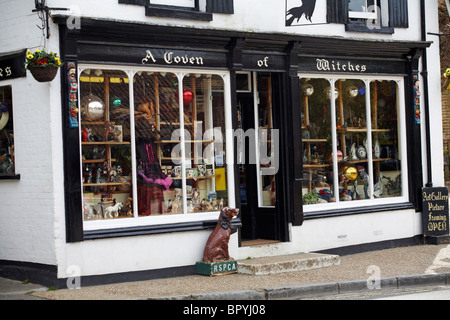 Im April wurden Waren in Einem Hexencoven Shop in Burley, New Forest, Hampshire, Großbritannien ausgestellt Stockfoto