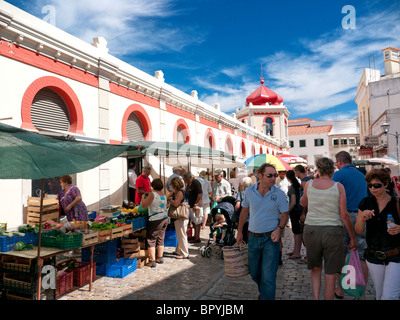 Innen- und Straße, Markt in Loulé, Algarve, Portugal Stockfoto