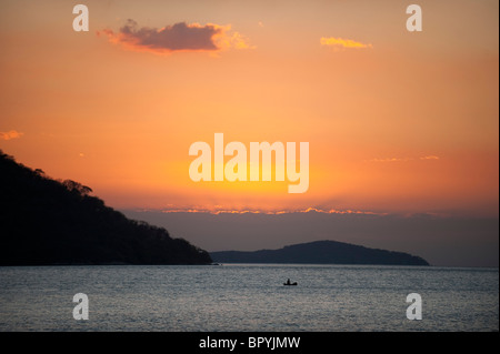 Einbaum bei Sonnenuntergang am Lake Malawi, Cape Maclear, Malawi Stockfoto