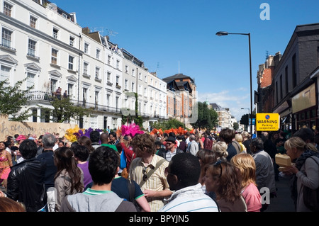 Dichten Westbourne Straße mit Menschen, Massen und Interpreten Parade am Notting Hill Carnival, London, England, Großbritannien, Europa, EU Stockfoto