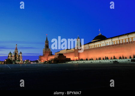 Gesamtansicht des roten Quadrats (Basilius Kathedrale, Erlöser-Turm, Senat und Lenins Mausoleum) im Morgengrauen in Moskau, Russland Stockfoto