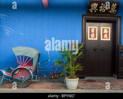Velo-Rikscha vor der Cheong Fatt Tze chinesischen Mansion in Georgetown, Malaysia Stockfoto