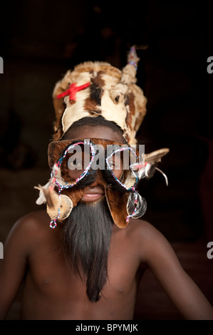 Phoka junge in angestammten Hütte, Kandewe Dorf, Rumphi Region, Malawi Stockfoto