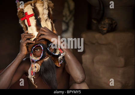 Phoka junge in angestammten Hütte, Kandewe Dorf, Rumphi Region, Malawi Stockfoto