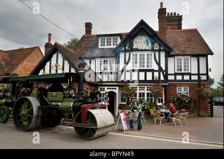 Dampftraktor und Straßenwalze geparkt außerhalb der Merlins Höhle einen Pub in Chalfont St Giles, Buckinghamshire UK Stockfoto