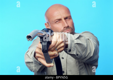 Mann hält eine Zapfpistole wie eine Waffe Stockfoto