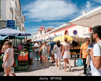 Straße und Markthalle in Loulé, Algarve, Portugal Stockfoto