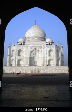 Taj Mahal gesehen durch Torbogen des Jawab oder Replikat Moschee, Agra, Uttar Pradesh, Indien. Stockfoto