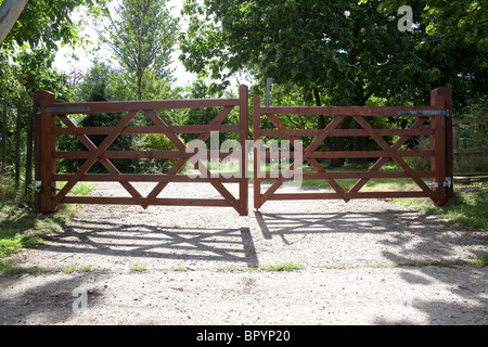 Brandneue hölzerne fünf bar Tore, Hampshire, England, Vereinigtes Königreich. Stockfoto