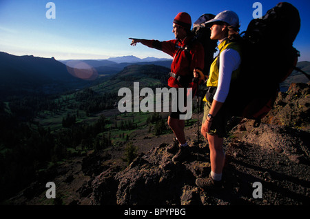 Zwei Personen auf einem Grat wandern. Stockfoto