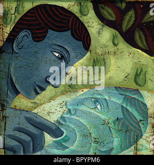 Ein Mann, der sein Spiegelbild im Wasser zu berühren Stockfoto