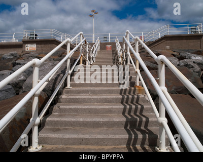 Stufen hinauf von Aberavon Beach, Port Talbot, South Wales Stockfoto