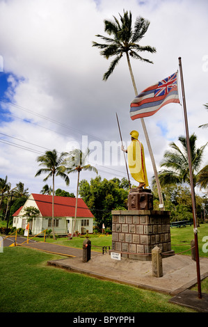 Original King Kamehameha ich Statue und Hawaiian Staatsflagge und Bond Memorial Public Library. Kapa'au, Big Island, Hawaii USA Stockfoto