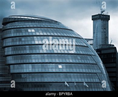 London City Hall und The Shard im Bau, London, UK. Stockfoto