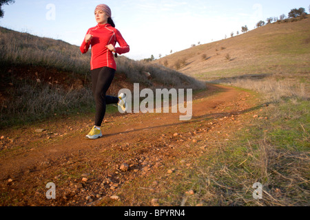 Junge Frau Trail-running-in den Ausläufern der Sierra Nevada in der Nähe von Auburn, CA. Stockfoto