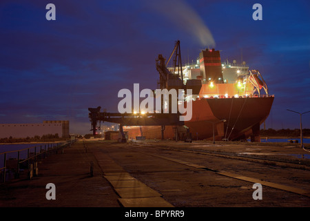 Ein großes Frachtschiff am Hafen Kai. Stockfoto