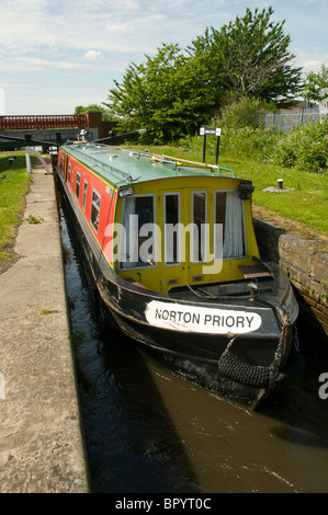 Ein Kanal Narrowboat durchläuft eine Sperre auf dem Ashton Kanal in Droylsden, Tameside, Manchester, England, UK Stockfoto