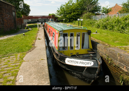 Ein Kanal Narrowboat durchläuft eine Sperre auf dem Ashton Kanal in Droylsden, Tameside, Manchester, England, UK Stockfoto