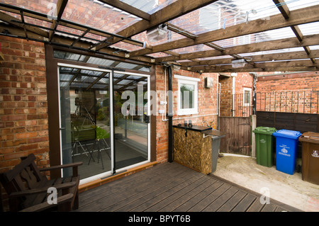 Nach Hause gebauten Terrasse Terrassendielen mit Wellpappe Kunststoff Dach und beweglicher screening-Paneele in häuslicher Umgebung.  Manchester, UK. Stockfoto