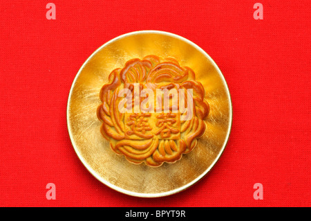 Chinesischen mooncake mit Lotus Samen einfügen Stockfoto