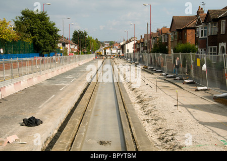 Metrolink auf der Straße (Straßenbahn) Stadtbahn im Bau auf Manchester Road, Droylsden, Tameside, Manchester, England, UK Stockfoto