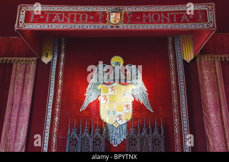 Segovia, Provinz Segovia, Spanien. Thronsaal im Alcazar. Wappen der katholischen Könige, Fernando und Isabel. Stockfoto