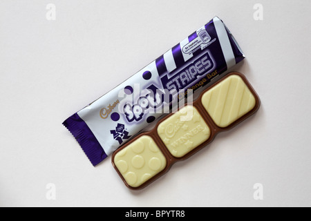 Cadbury Spots V Streifen Herausforderung bar Schokoriegel isoliert auf weißem Hintergrund Stockfoto