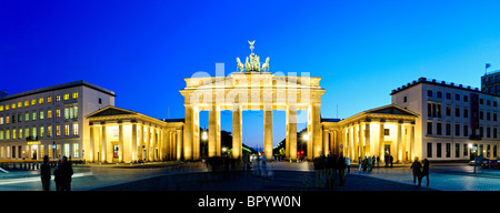 Das Brandenburger Tor in der Abenddämmerung mit Lichter beleuchten das Denkmal und einem tiefblauen Himmel. Hochauflösende Panorama. Stockfoto