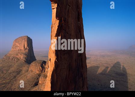 Menschen klettern in Mali. Stockfoto