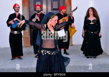 Portugal, Alentejo: Orientalischer Tanz und Musik Gruppe beim Mittelalterfest in Fronteira Stockfoto